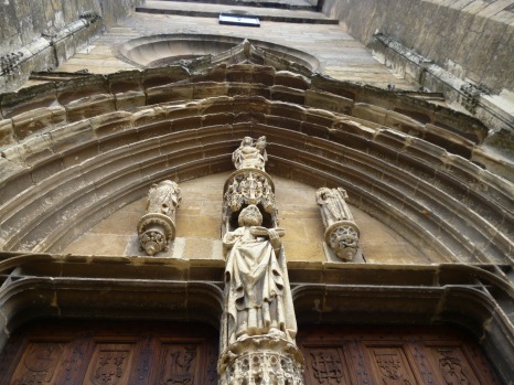 Heiligenfiguren über dem Eingangsportal (Fotorechte: schrittWeise)